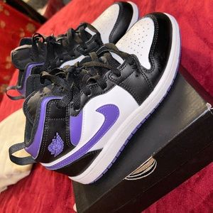 Kids Jordan’s unisex size 2.5 in great condition .